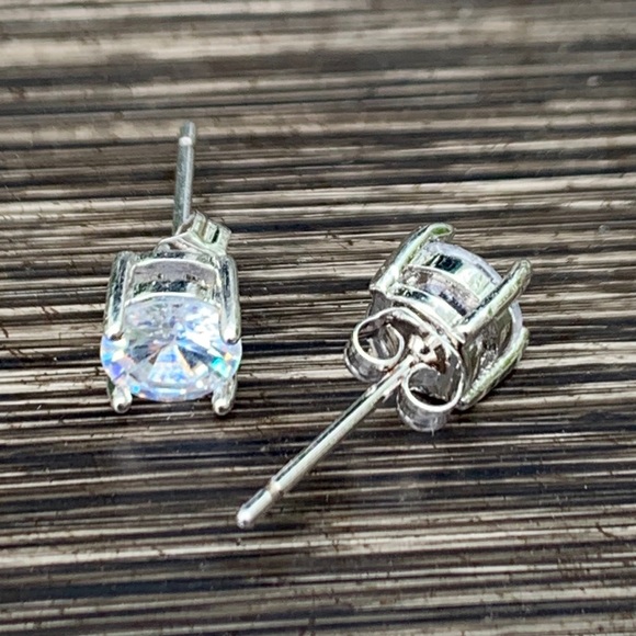 Round Earring Studs 6mm White Gold - Picture 3 of 4